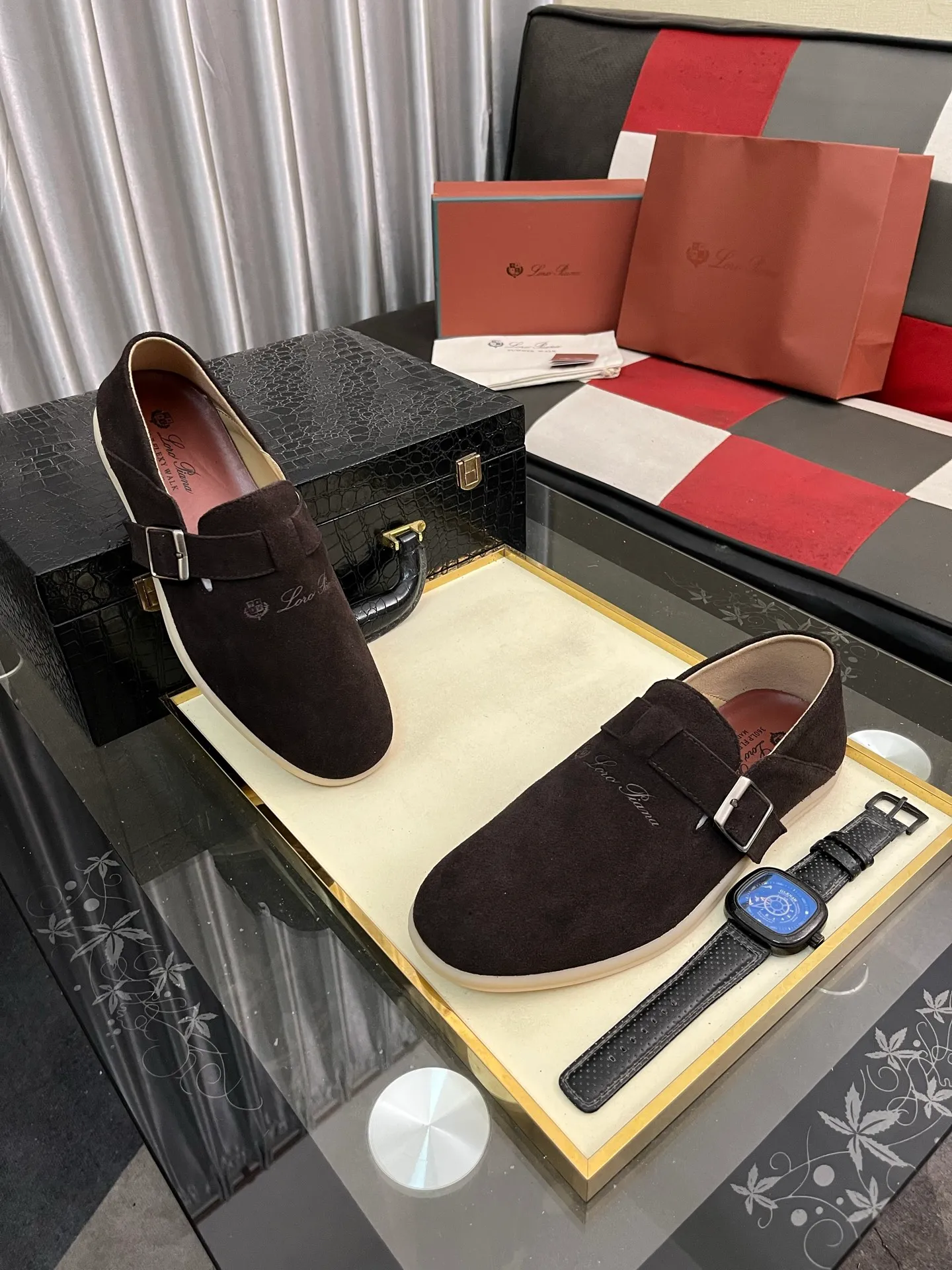 Men's men's shoes 💰458⌚️⌚️ Loro Piana's classic hot model lp top version of Pili casual shoes. It turns out that these are the casual shoes that are said to be able to walk 20,000 steps without getting tired. This pair has both good looks and feel. You will be completely lost as soon as you put it on. The minimalist design is eye-catching and durable, and it is a bonus for dressing. The soft feeling on the feet has outstanding texture, and it is very nice without abrasion on the feet. The soft and waxy soles make it easy to wear for daily use for a long time. Who can resist a pair of versatile and good-looking loafers? Don't be too elegant at all, the feel and texture of the feet are good, the key is to make the legs look longer and not tire the feet, the main thing is that it is just right!        Material: Original cowhide Lining: Original sheepskin Outsole: Original sole Size: 38-44